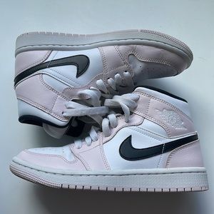 Air Jordan 1 “barely rose”